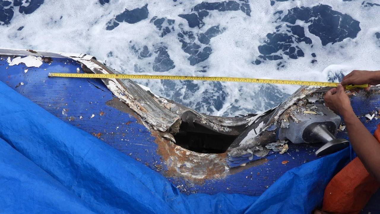 Navio da guarda costeira das Filipinas danificado após colisão com embarcação chinesa no Mar da China Meridional. 19/08/2024
