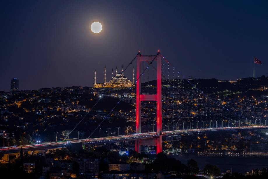 Uma Super Lua Azul nasce atrás da Ponte dos Mártires, em Istambul, na Turquia