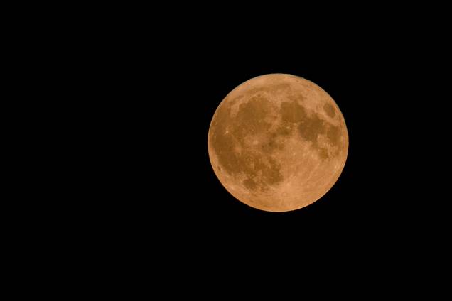 Super Lua Azul no céu sobre Montargis, centro da França Super Lua Azul no céu sobre Montargis, centro da França
