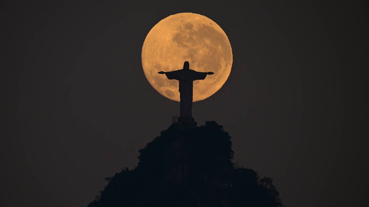 Cristo emoldurado pelo círculo alaranjado
