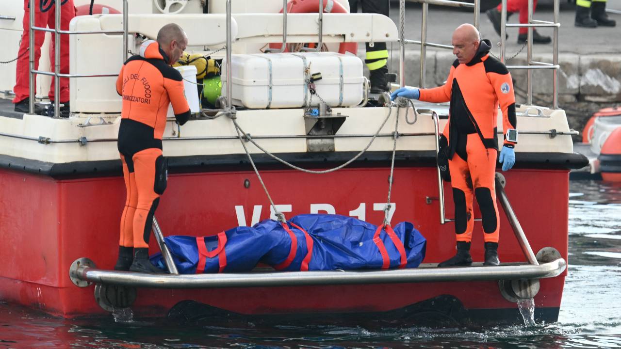Corpo de bombeiros italiano recupera corpo encontrado no mar de Porticello, na Itália, após naufrágio de iate de luxo. 22/08/2024