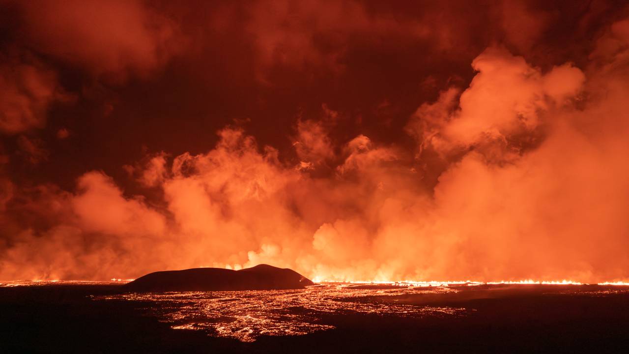 Lava e fumaça eruptiva de um vulcão próximo a Grindavík, na península de Reykjanes, na Islândia