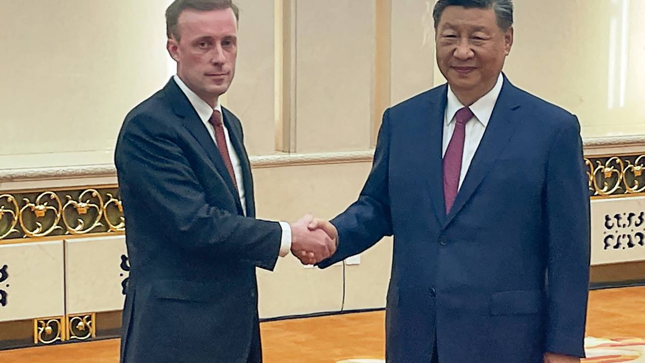 O conselheiro de Segurança Nacional dos EUA, Jake Sullivan (à esq.), cumprimenta o presidente da China, Xi Jinping (à dir.), durante encontro em Pequim. 29/08/2024