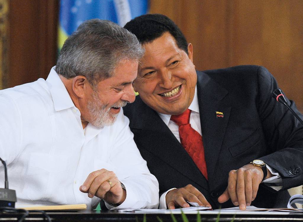000_Mvd1301938.jpg SINTONIA - Lula, com Chávez: o petista está na berlinda após anos de apoio ao regime vizinho