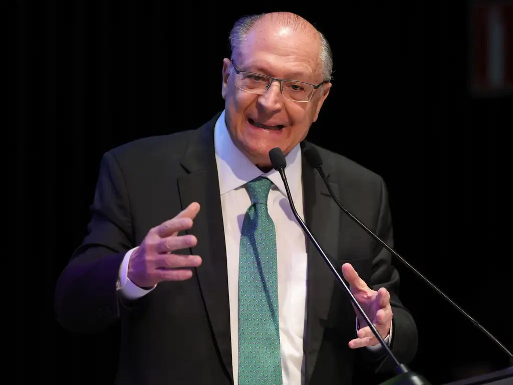 Alckmin tem ‘enjoos e dores abdominais’ e passa por exames em Brasília