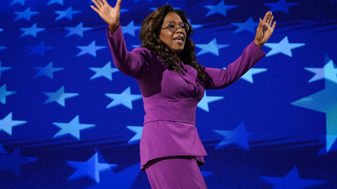 CHICAGO, ILLINOIS - AUGUST 21: Talk show host Oprah Winfrey departs after speaking on stage during the third day of the Democratic National Convention at the United Center on August 21, 2024 in Chicago, Illinois. Delegates, politicians, and Democratic Party supporters are in Chicago for the convention, concluding with current Vice President Kamala Harris accepting her party's presidential nomination. The DNC takes place from August 19-22. Andrew Harnik/Getty Images/AFP (Photo by Andrew Harnik / GETTY IMAGES NORTH AMERICA / Getty Images via AFP)