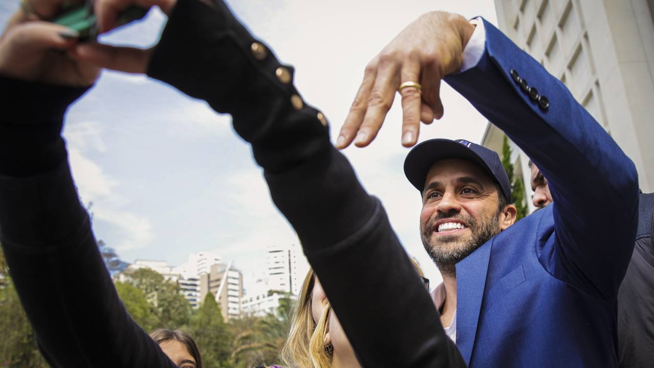 POPULARIDADE - O candidato do PRTB em ação: galhofas, tática do confronto e uso de redes sociais