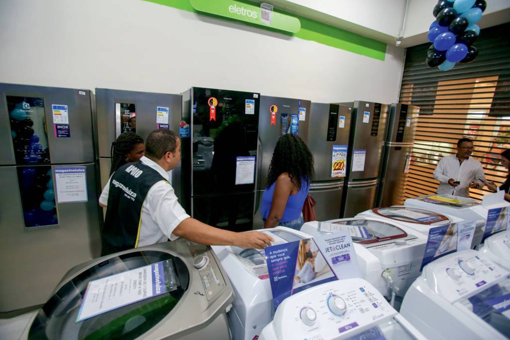 Alamy DESAFIO - Clientes em loja: a pulverização do varejo dificulta a consolidação de dados
