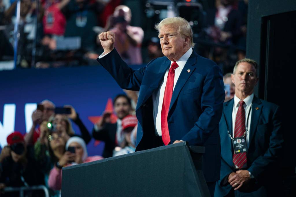 2XHYBGJ_fotoarena.jpg MUDANÇA DE RUMO - Trump: bolando novos ataques a uma nova rival