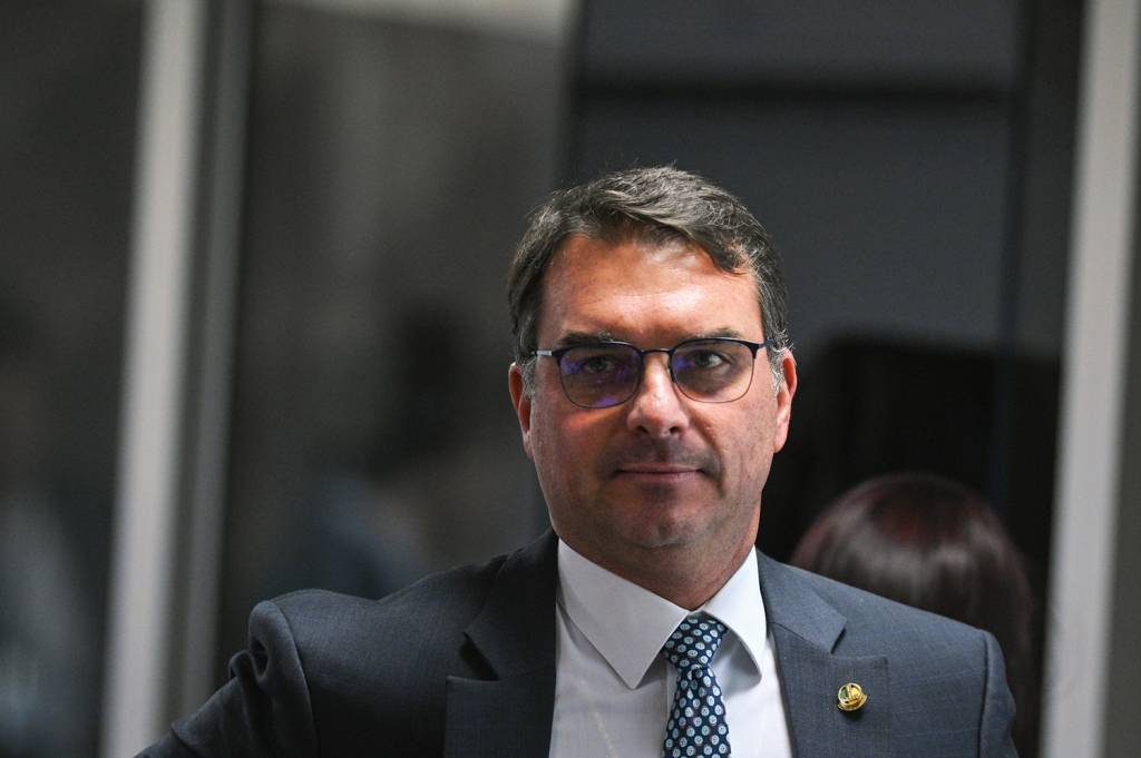 Bem cotado, Flávio Bolsonaro não cogita concorrer ao governo do Rio