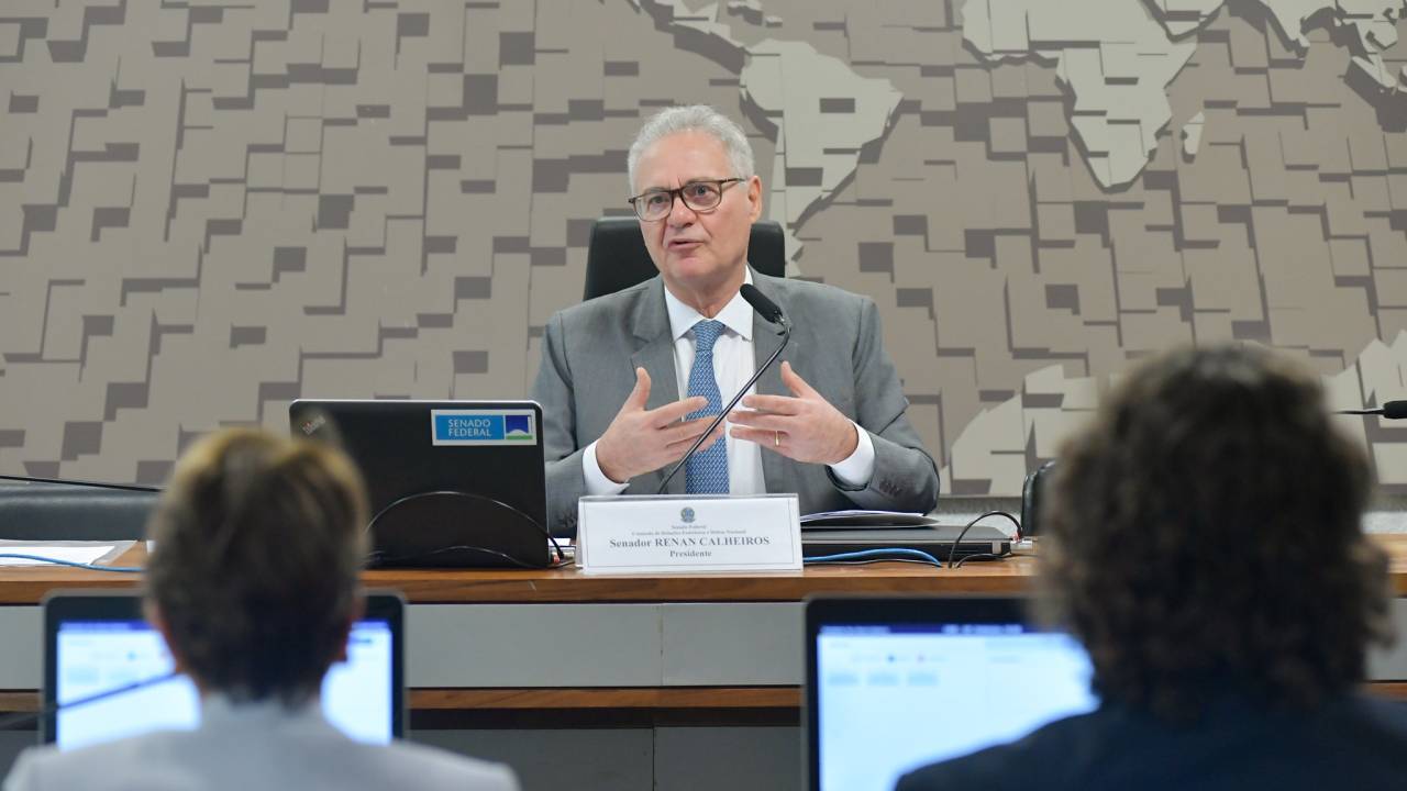 Renan Calheiros comanda reunião da Comissão de Relações Exteriores do Senado