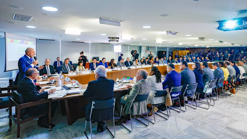 Lula “perdeu” menos da metade de ministros que Bolsonaro em dois anos