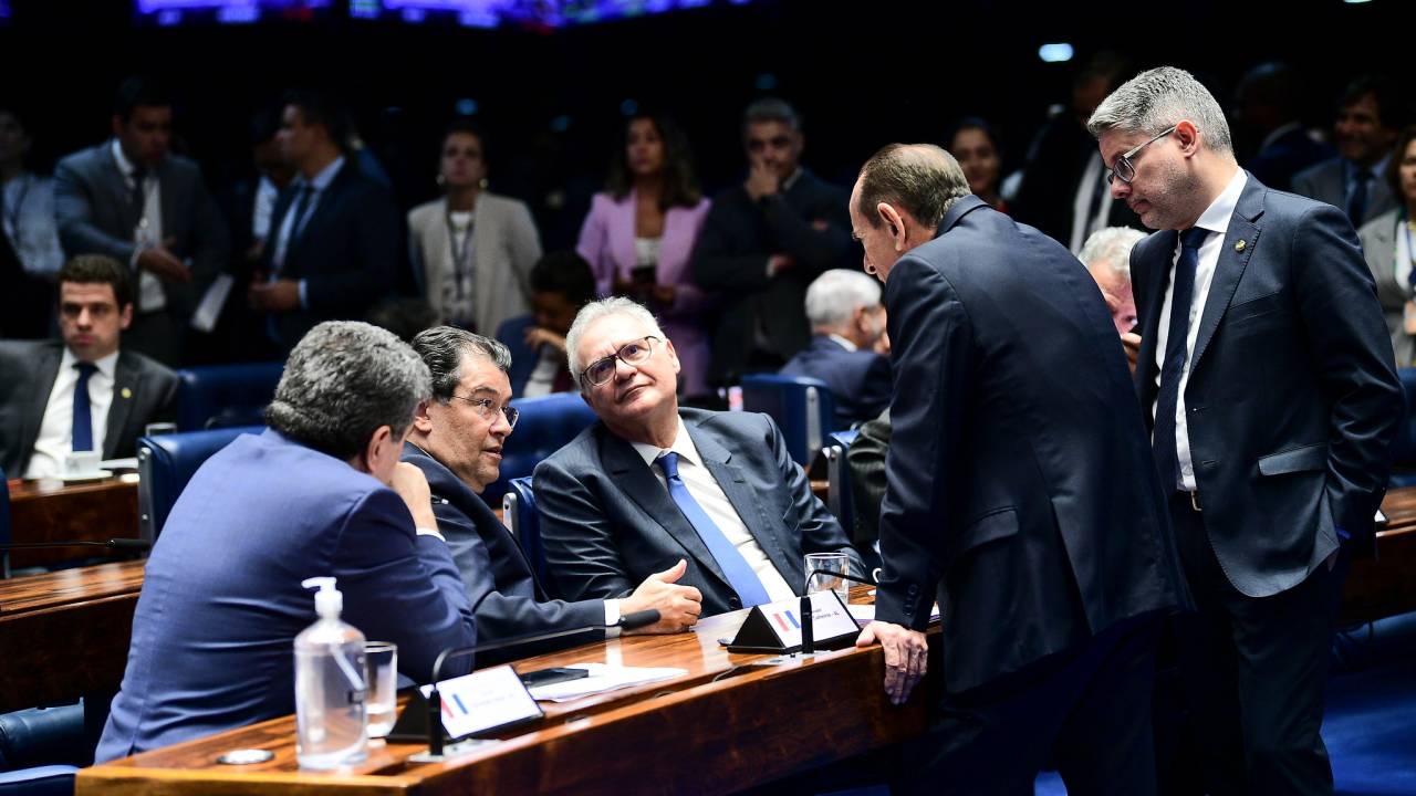 Fernando Farias, Eduardo Braga, Renan Calheiros, Marcelo Castro e Alessandro Vieira, do MDB, conversam no plenário do Senado
