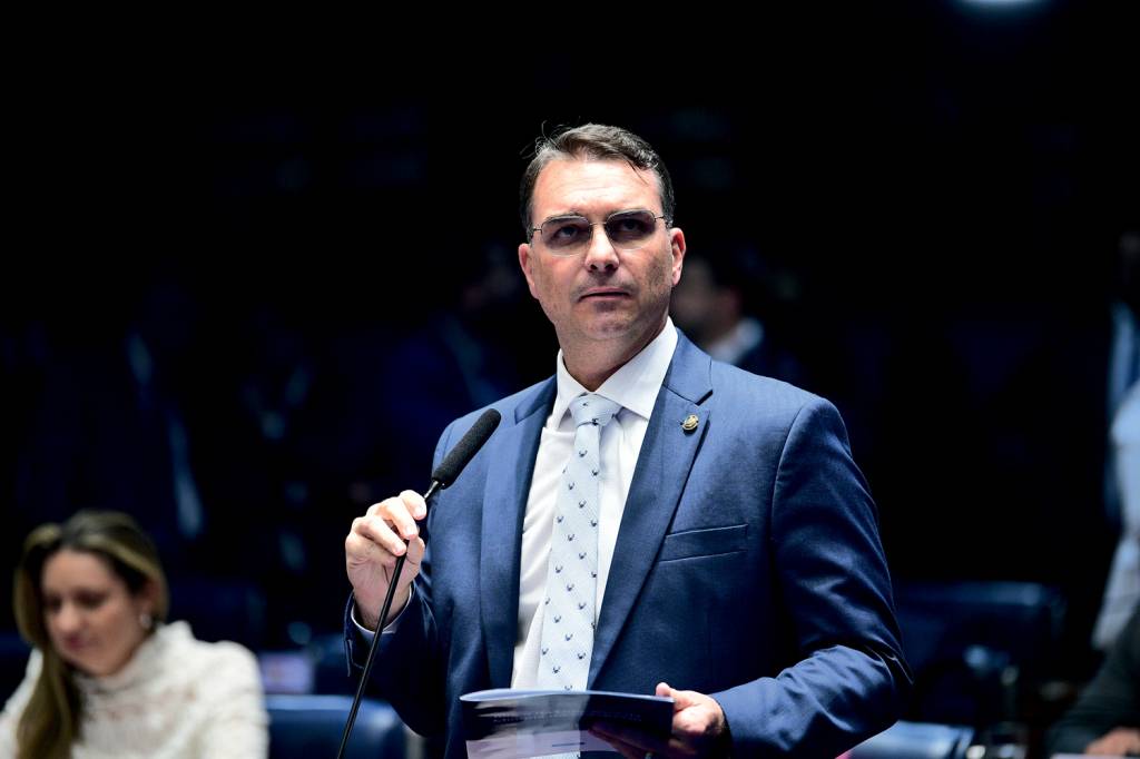 Plenário do Senado REAÇÃO - Flávio Bolsonaro: discurso para reforçar a narrativa de perseguição ao pai