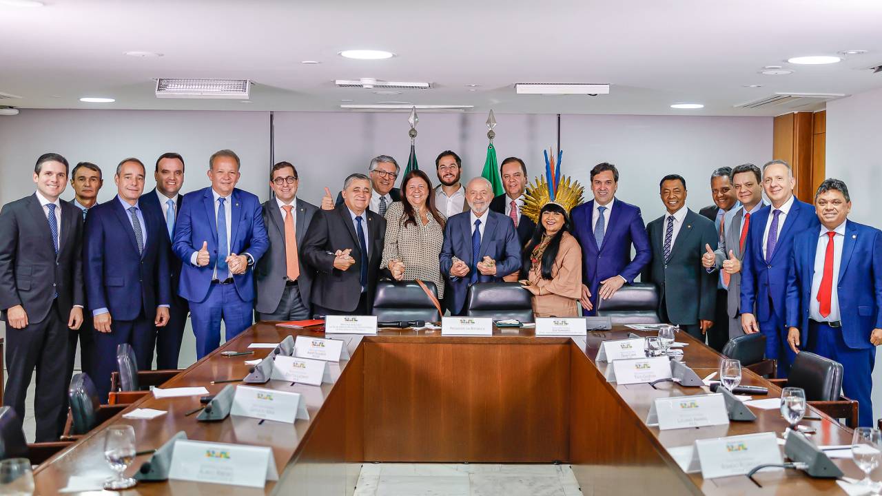 Lula posa para foto com líderes de bancadas da Câmara no Palácio do Planalto