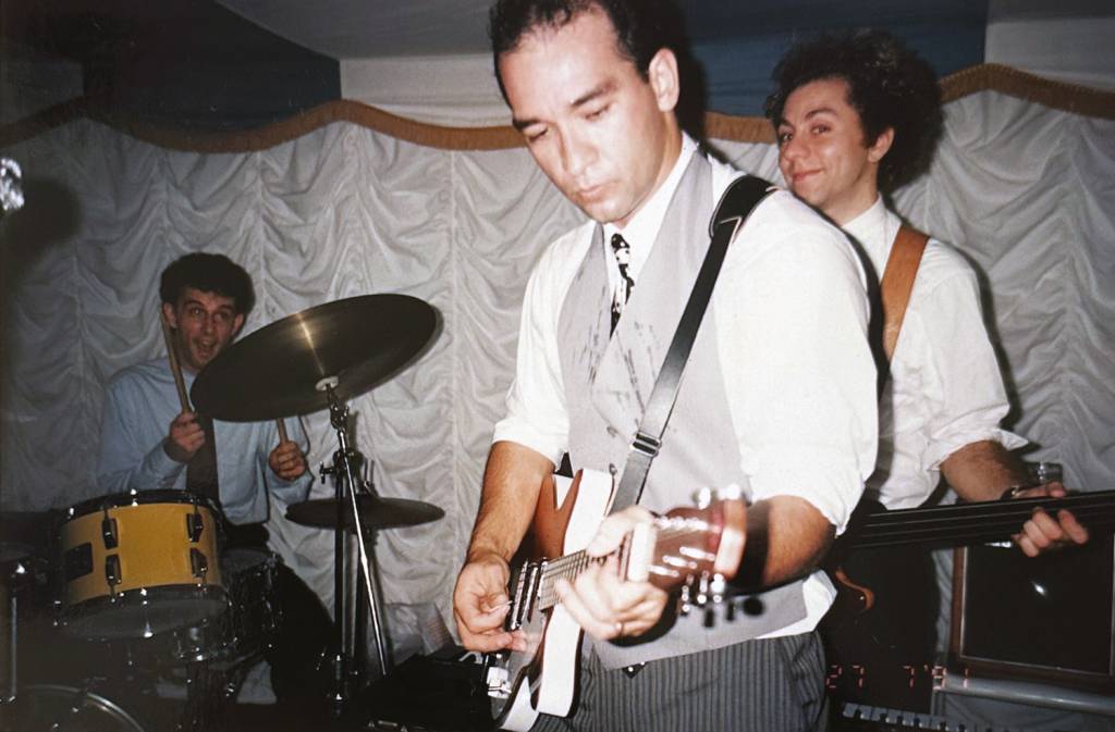 APOIO-MENOR-Foto-8b—Paralamas-tocando-no-casamento-de-Herbert-e-Lucy.jpeg FESTA - Baú da banda: o trio no palco em 1991, no casamento de Herbert