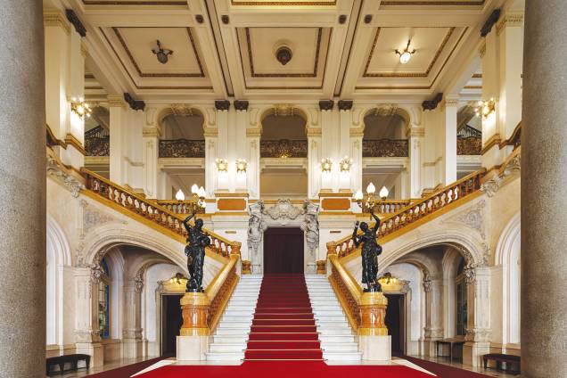 Hall principal do Theatro Municipal de São Paulo, projeto de Ramos de Azevedo inaugurado em 1911. A obra monumental teve a contribuição do Liceu de Artes e Ofícios de São Paulo na produção da serralheria dos caixilhos, tapeçaria e mobiliário da sala de espetáculos, além dos guarda-corpos e da balaustrada - Hall principal do Theatro Municipal de São Paulo, projeto de Ramos de Azevedo inaugurado em 1911. A obra monumental teve a contribuição do Liceu de Artes e Ofícios de São Paulo na produção da serralheria dos caixilhos, tapeçaria e mobiliário da sala de espetáculos, além dos guarda-corpos e da balaustrada -