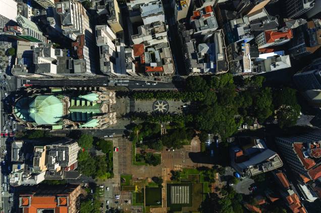 A construção predominantemente neogótica teve o mobiliário produzido pelo Liceu de Artes e Ofícios de São Paulo. Os púlpitos projetados por Anhaia Mello são de madeira jacarandá, assim como as portas monumentais, todos produzidos nas oficinas de marcenaria do Liceu - A construção predominantemente neogótica teve o mobiliário produzido pelo Liceu de Artes e Ofícios de São Paulo. Os púlpitos projetados por Anhaia Mello são de madeira jacarandá, assim como as portas monumentais, todos produzidos nas oficinas de marcenaria do Liceu -