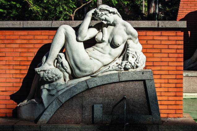 As réplicas foram inspiradas no conjunto originalmente concebido por Michelangelo para a Sagrestia Nuova, localizada no Palácio dos Medici, em Milão - As réplicas foram inspiradas no conjunto originalmente concebido por Michelangelo para a Sagrestia Nuova, localizada no Palácio dos Medici, em Milão -