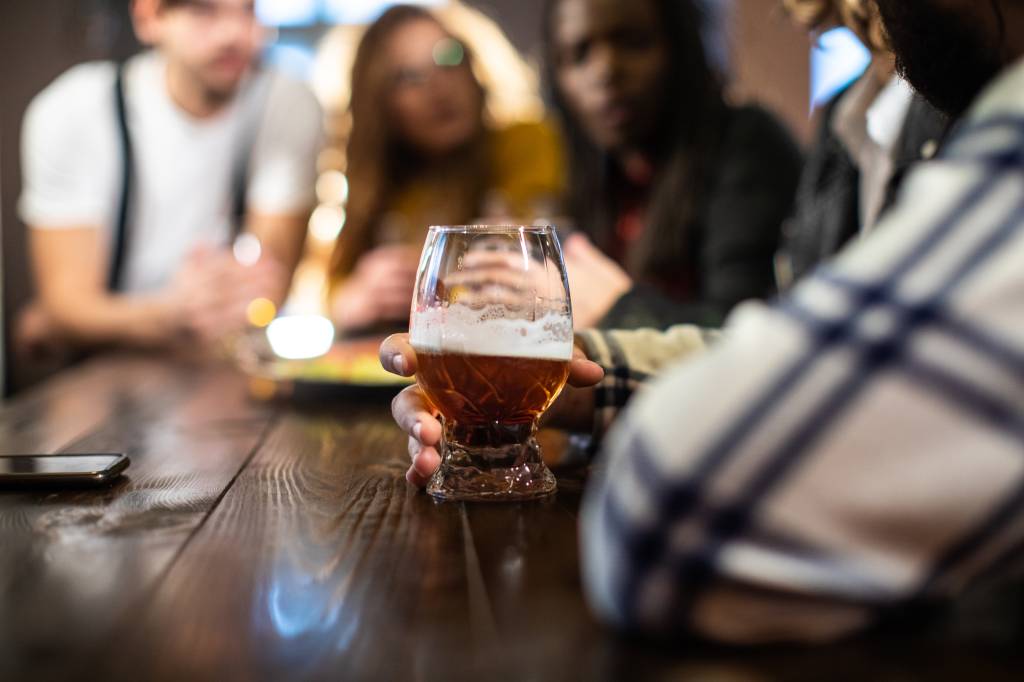 Por que a população negra é mais vulnerável ao consumo nocivo de álcool