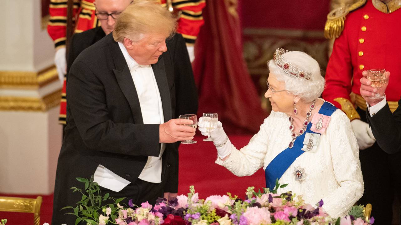 A Rainha Elizabeth considerou o ex-presidente dos Estados Unidos, Donald Trump, "muito rude", afirma sua nova biografia A Voyage Around the Queen, que será publicada dia 29 de agosto no Reino Unido. O livro, escrito pelo satírico inglês Craig Brown, revelou que a monarca ficou incomodada com a forma que o republicano a tratou quando se conheceram. Trump, no entanto, achou que a visita foi boa e chegou a afirmar que era o convidado predileto da monarca. Em uma entrevista à emissora americana Fox News, o republicano disse que nunca tinham visto a "rainha se divertir tanto". "Algumas semanas após a visita do presidente Trump, por exemplo, ela confidenciou a um convidado do almoço que o achava 'muito rude': ela particularmente não gostava da maneira como ele não conseguia parar de olhar por cima do ombro dela, como se estivesse procurando outras pessoas mais interessantes", escreveu Brown no livro. "Ela também acreditava que o presidente Trump 'deveria ter algum tipo de acordo' com sua esposa Melania , ou então por que ela teria permanecido casada com ele?", acrescentou. O então mandatário dos EUA foi recebido por Elizabeth duas vezes durante sua presidência - ambas marcadas por gafes do americano. Em sua primeira visita, Trump se encontrou com a monarca no Castelo de Windsor. Na ocasião, quando a rainha inspecionava a Guarda de Honra junto ao líder republicano, ele não caminhou em linha reta. O ato , segundo o ex-mordomo da família real, Grant Harrold, incomodou a britânica que prezava por respeitar o protocolo real. Um ano depois, o ex-presidente voltou a incomodar Elizabeth ao colocar as mãos em suas costas durante um banquete no Palácio de Buckingham, desrespeitando novamente os códigos de comportamento. Elizabeth, que morreu aos 96 anos em setembro de 2022, se encontrou com 13 dos 14 presidentes americanos durante seu reinado de 70 anos. Desde a primeira vez de Trump ao Reino Unido, sua chegada no país foi envolta de controvérsias. A primeira visita do republicano estava marcada após sua posse, no entanto, foi adiada em meio aos protestos que poderia enfrentar. No mesmo ano que entrou para a presidência, em 2017, o ex-líder da Casa branca sofreu retaliações de ingleses depois de criticar o prefeito de Londres, Sadiq Khan, por um ataque de terrorista que matou sete pessoas na capital inglesa. a