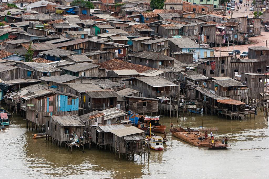 GettyImages-1251815754.jpg MISÉRIA - Favela sobre palafitas em Belém: áreas pobres na mira dos criminosos