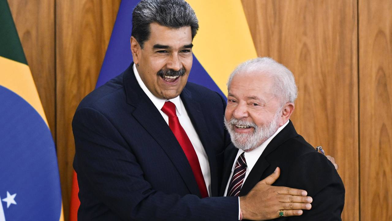 TOLERÂNCIA - Lula com Maduro: relativização do conceito de democracia