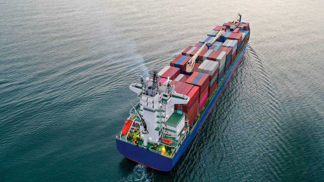 Transporte de contêineres: a meta é zerar as emissões até 2050