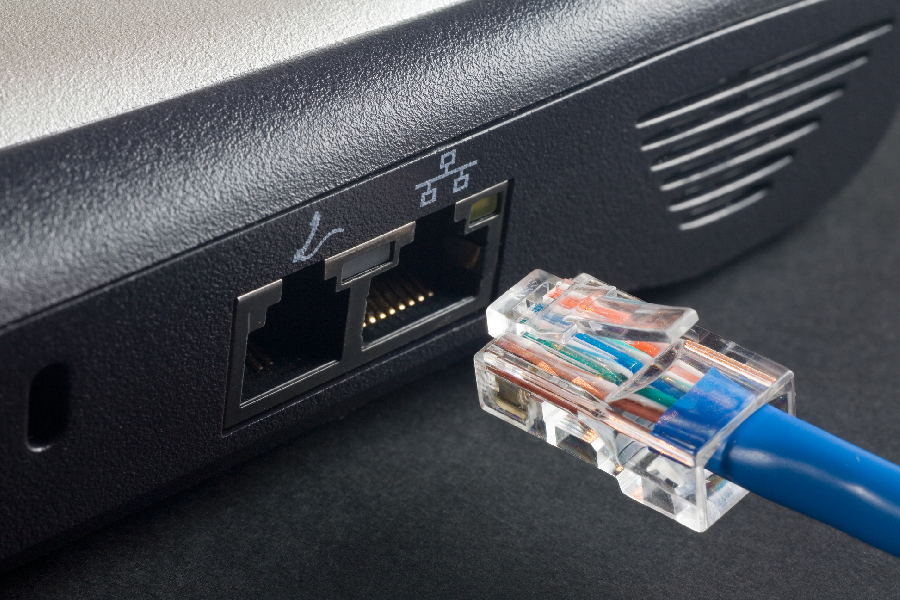 Cabo de ethernet prestes a ser plugado em um modem