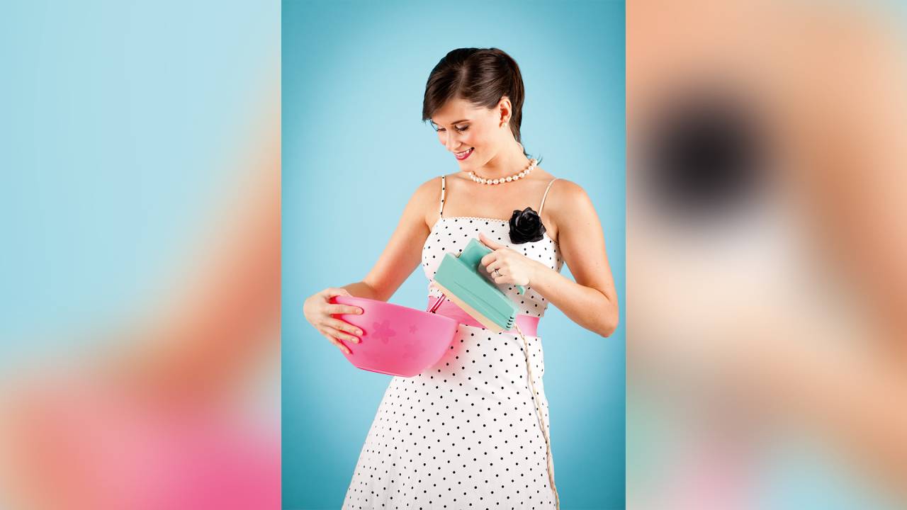 À MODA ANTIGA - Dona de casa do passado: moldada para cuidar da casa