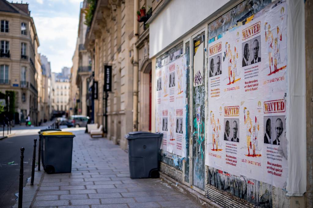 Paris 2024 Olympic Games – Previews PROCURA-SE - Cartazes com o rosto de Putin espalhados pela cidade: a banida Rússia é um dos grandes espinhos olímpicos