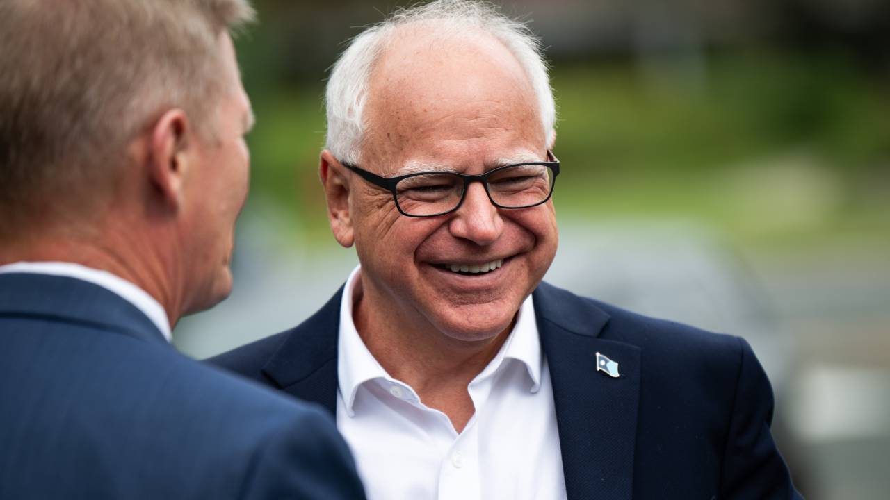O governador de Minnessota, Tim Walz, compõe chapa de Kamala Harris.