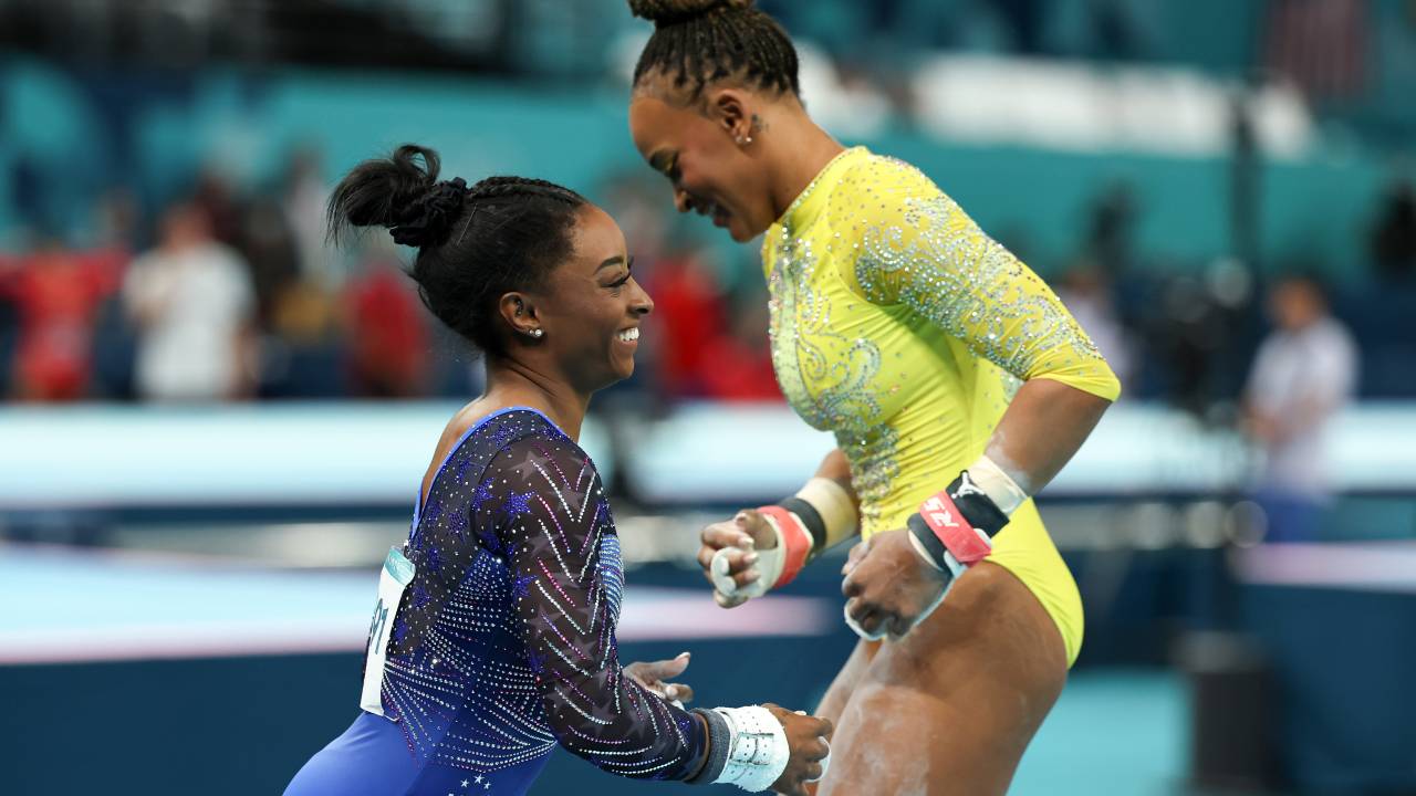 Simone Biles e Rebeca Andrade se cruzam na final individual geral da ginástica artística