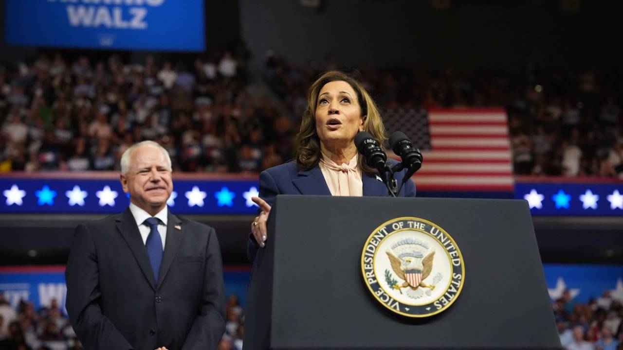 Kamala Harris e Tim Walz em primeiro comício juntos, na Filadélfia