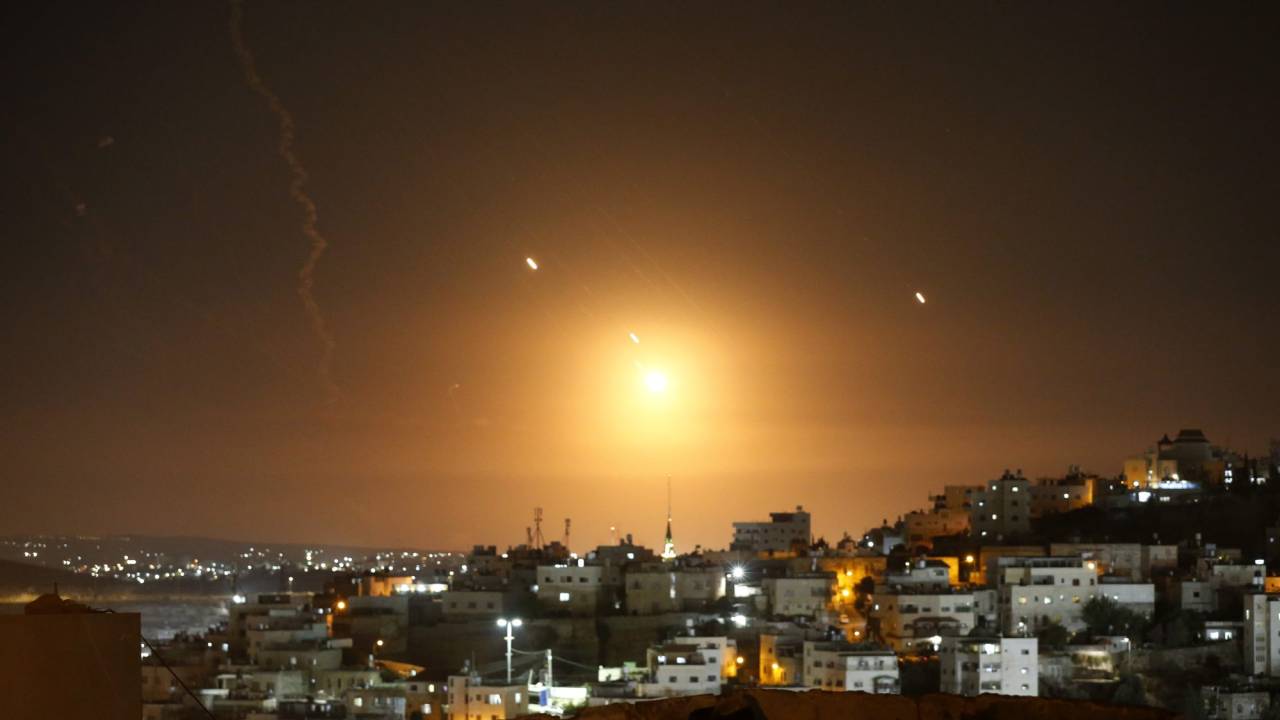 Irã lança mísseis contra Israel