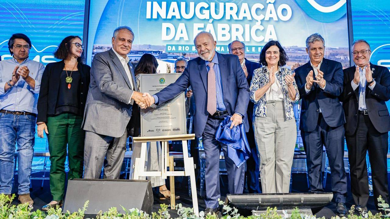 Lula cumprimenta presidente da EMS, Carlos Sanches, em cerimônia de inauguração de nova fábrica que vai produzir genérico de Ozempic e Wegovy