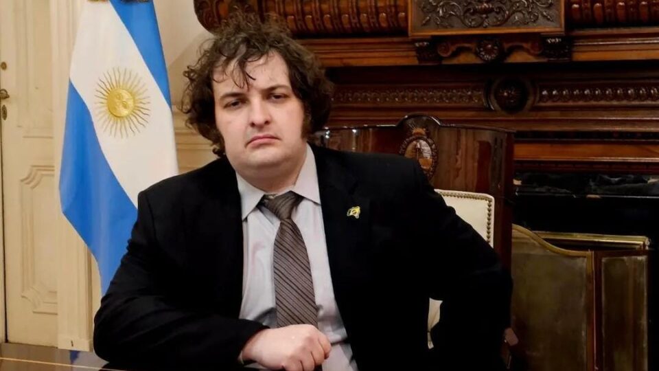 SÓSIA - Paulo Kogos deixou o cabelo e as costeletas crescerem para tentar imitar Milei