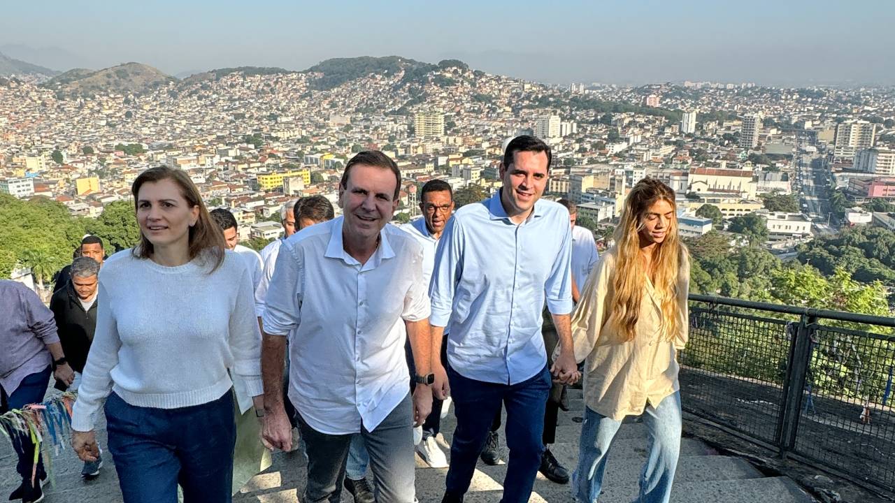 Eduardo Paes sobe a Igreja da Penha no primeiro dia de campanha
