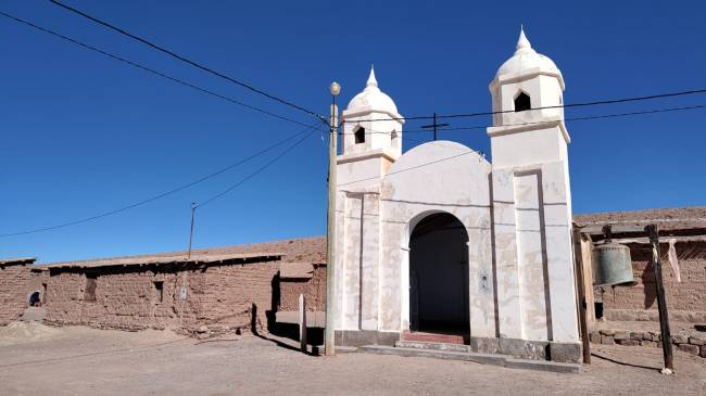 A pequena igreja do vilarejo de Três Morros, onde vivem apenas seis famílias -