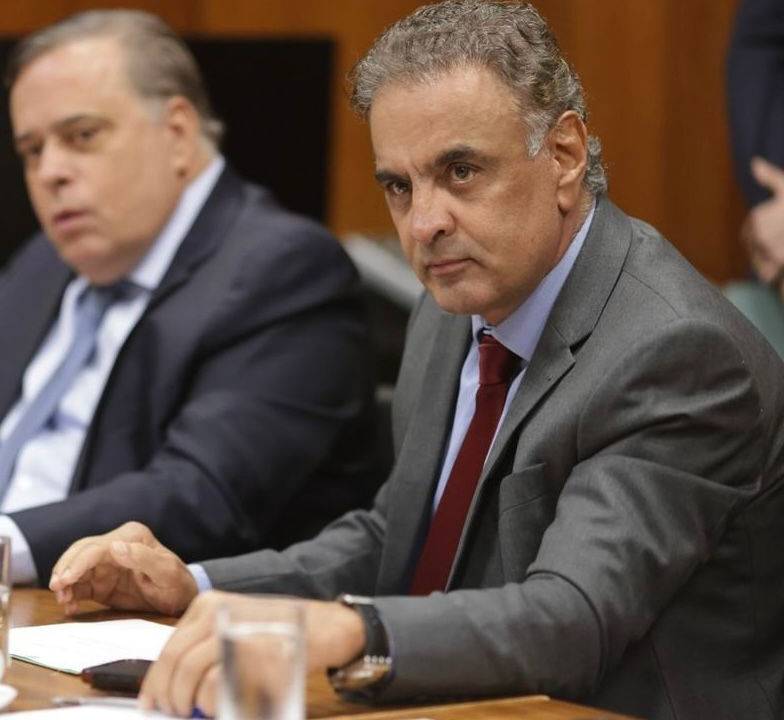 O deputado Aécio Neves (PSDB-MG) durante reunião da bancada sobre Auxílio Emergencial aos gaúchos, após enchentes no RS