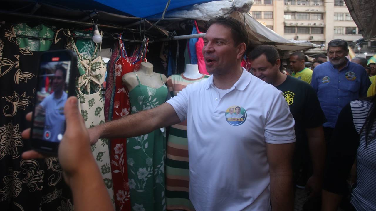 Alexandre Ramagem em campanha na Central do Brasil