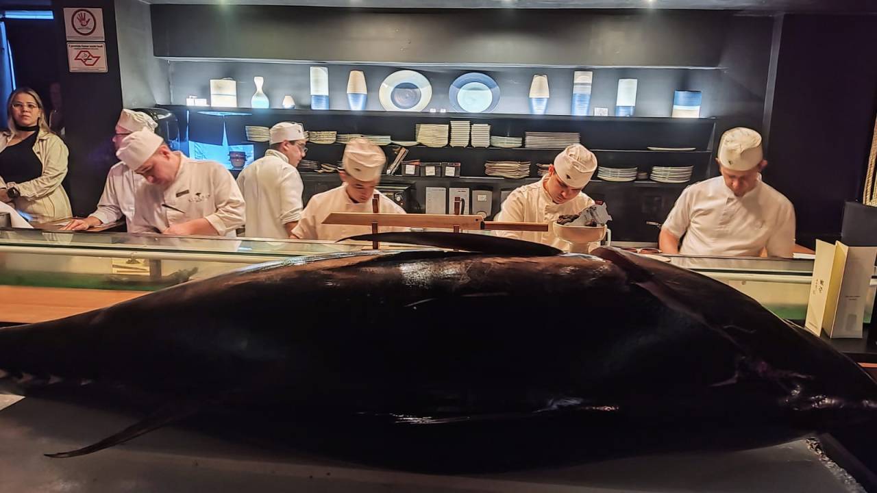 Preparativos finais antes da cerimônia: corte do atum bluefin é tradição em casas de gastronomia japonesa -