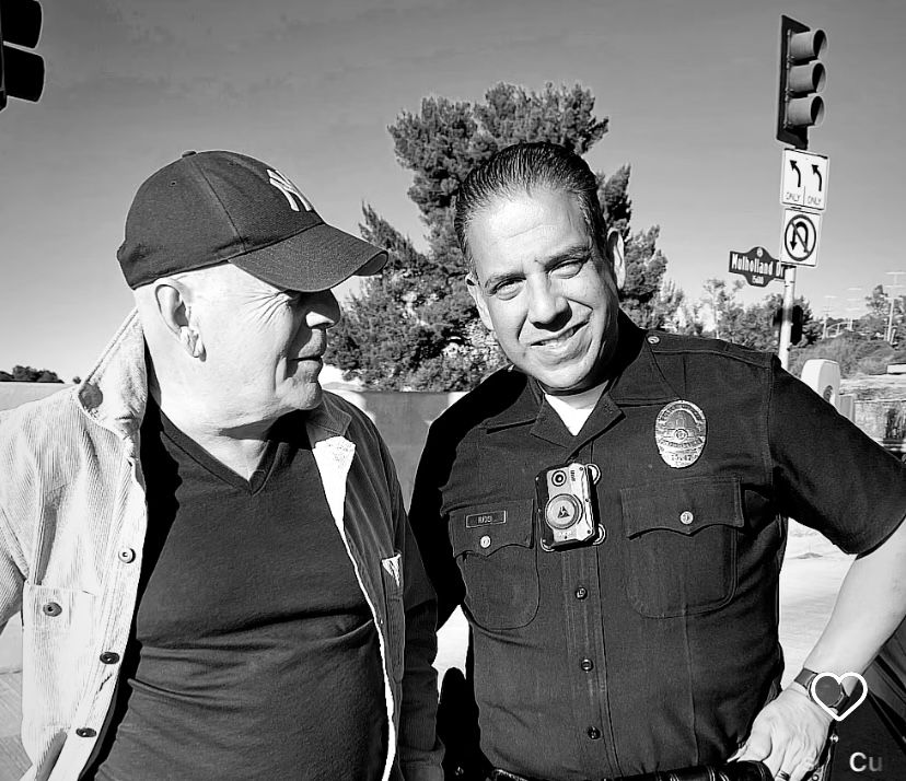 Bruce Willis aparece no Instagram da esposa agradecendo bombeiros