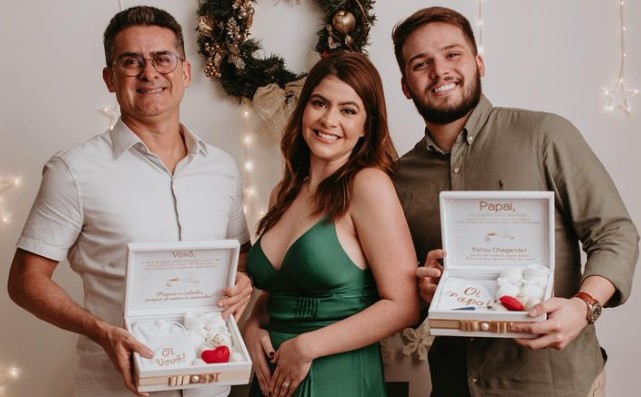 FAMÍLIA - O prefeito David Almeida, ao lado da filha e do genro Gabriel Alexandre da Silva Lima