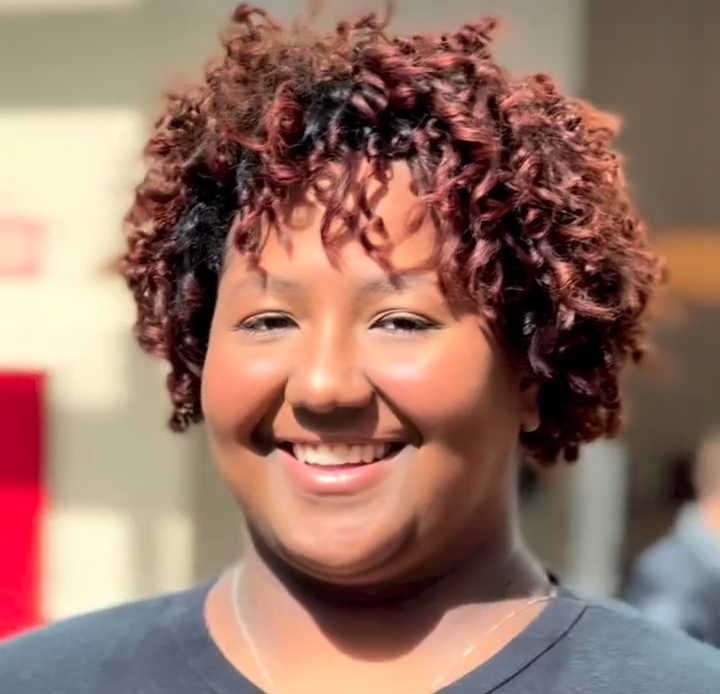 Orgulho dos cachos e marca plus size: o estilo de Beatriz Souza