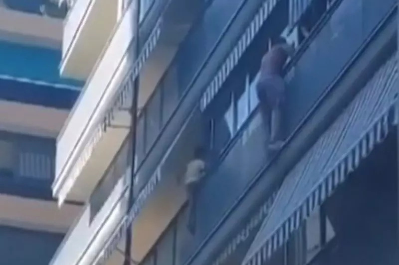 Brasileiro vira herói na Espanha após salvar criança que caía de sacada