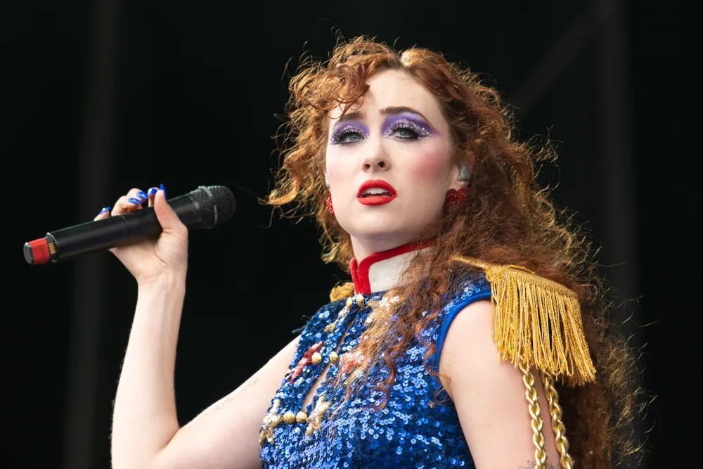 Chappell Roan explica confusão após polêmica com jogador Jorginho, do Flamengo