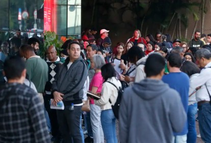 NIP em São Paulo, candidatos do Concurso Público Nacional Unificado (CPNU) a espera da abertura dos portões