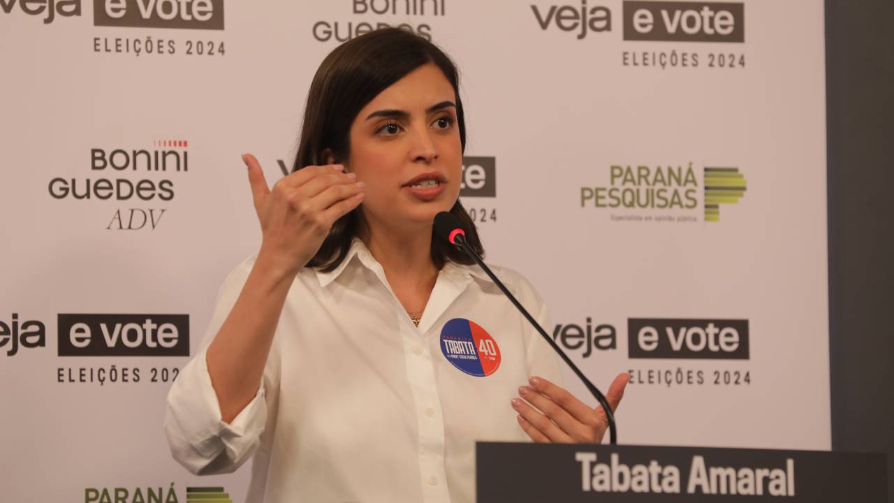 Tabata Amaral durante debate em São Paulo nesta segunda-feira, 19