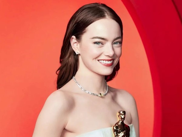 A mudança radical no visual de Emma Stone para série da HBO